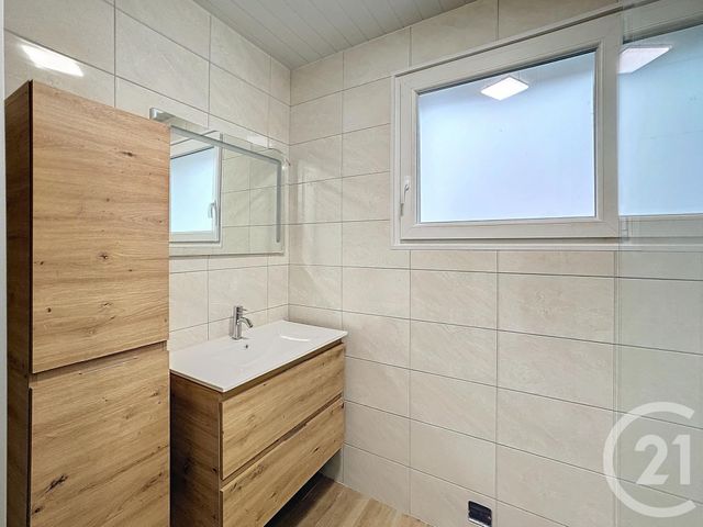 Afficher la photo en grand Appartement F4 à louer - 4 pièces - 76.0 m2 - VALENTIGNEY - 25 - FRANCHE-COMTE - Century 21 Rollat Immobilier